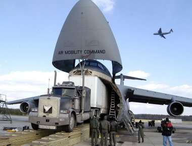 Βίντεο: Φορτώνοντας ένα C-5 Galaxy της USAF